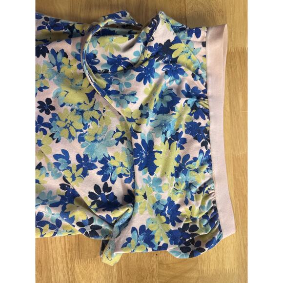 Floral Beachy tank top w/ small built in bra.
Size L Pit to pit 17 - Picture 3 of 5
